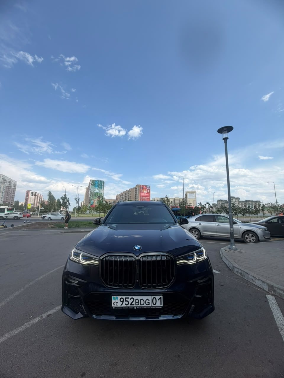 Проверка BMW X7 автоэкспертом Исламом в Астане перед покупкой